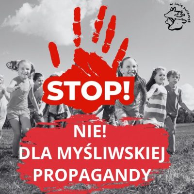 w tle grupa biegnących dzieci, na pierwszym planie czerwona dłoń z białym napisem STOP! pod spodem na czerwonym tle biały napis: NIE! DLA MYŚLIWSKIEJ PROPAGANDY